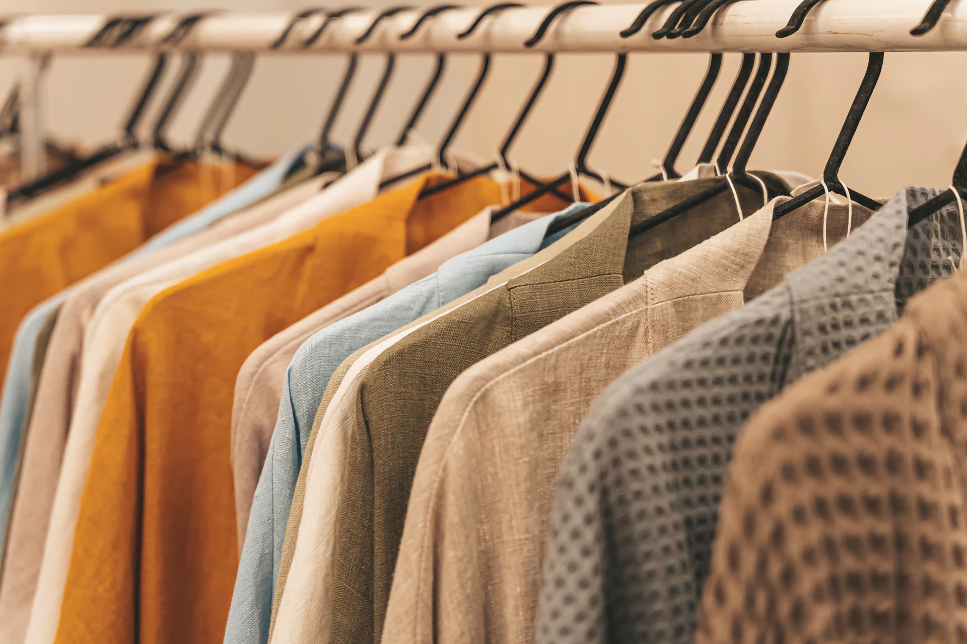 Canapa industriale Abiti in canapa industriale su una gruccia