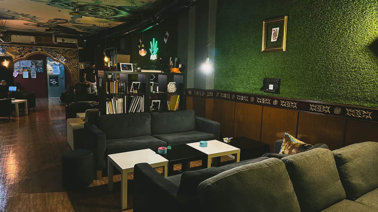 Zona lounge accogliente nell’club sociale Alice di Valencia