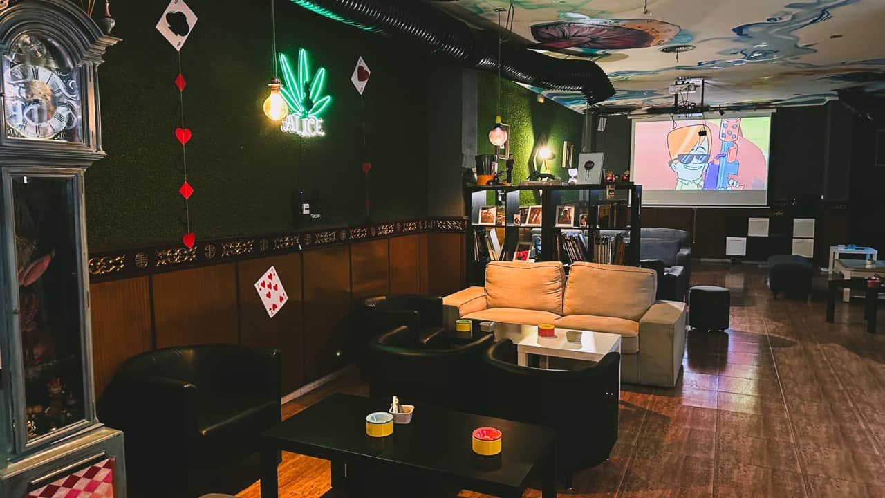 Spazio ricreativo con proiettore presso l’associazione cannabis Alice a Valencia (Spagna)