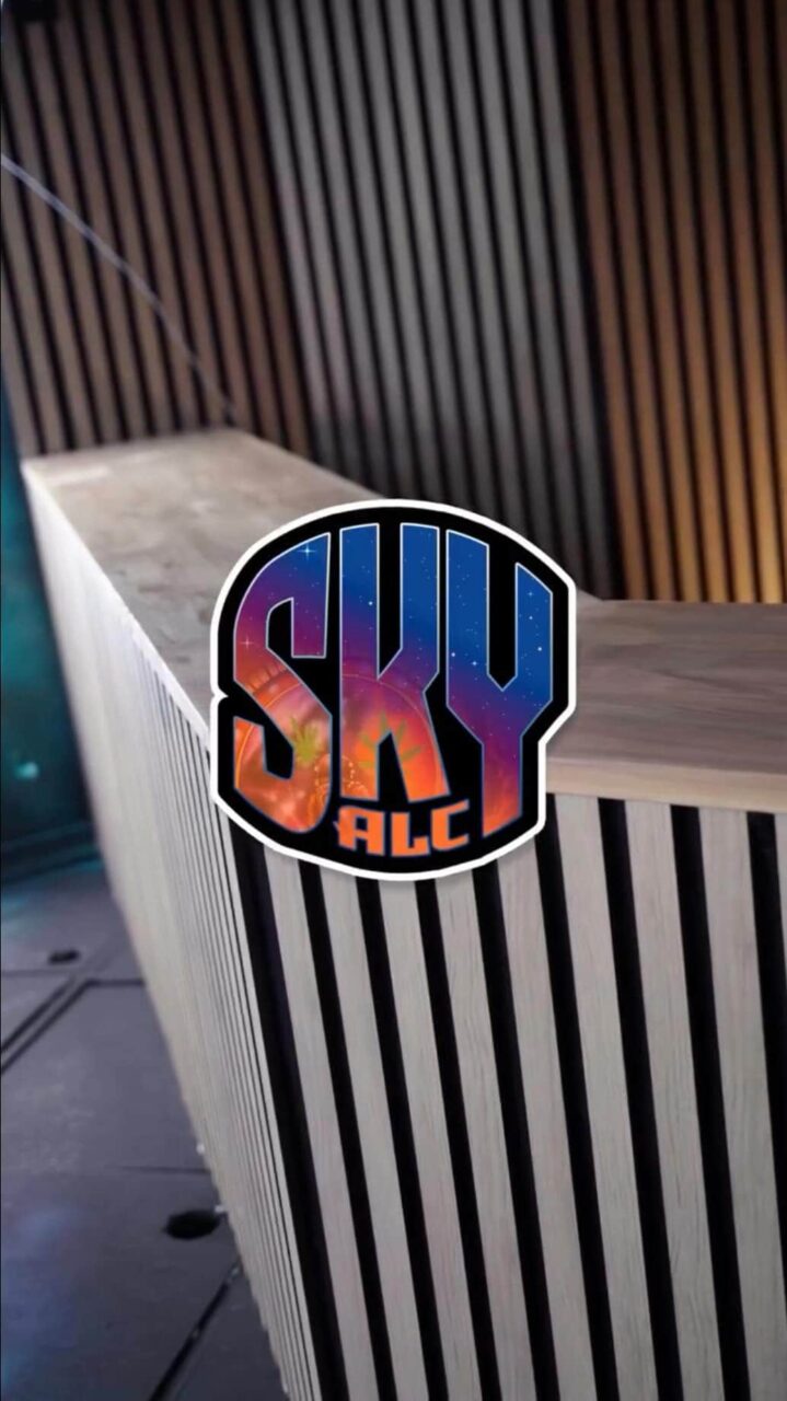 Immagine introduttiva con logo Sky Alicante sul banco reception per l’anteprima video del club