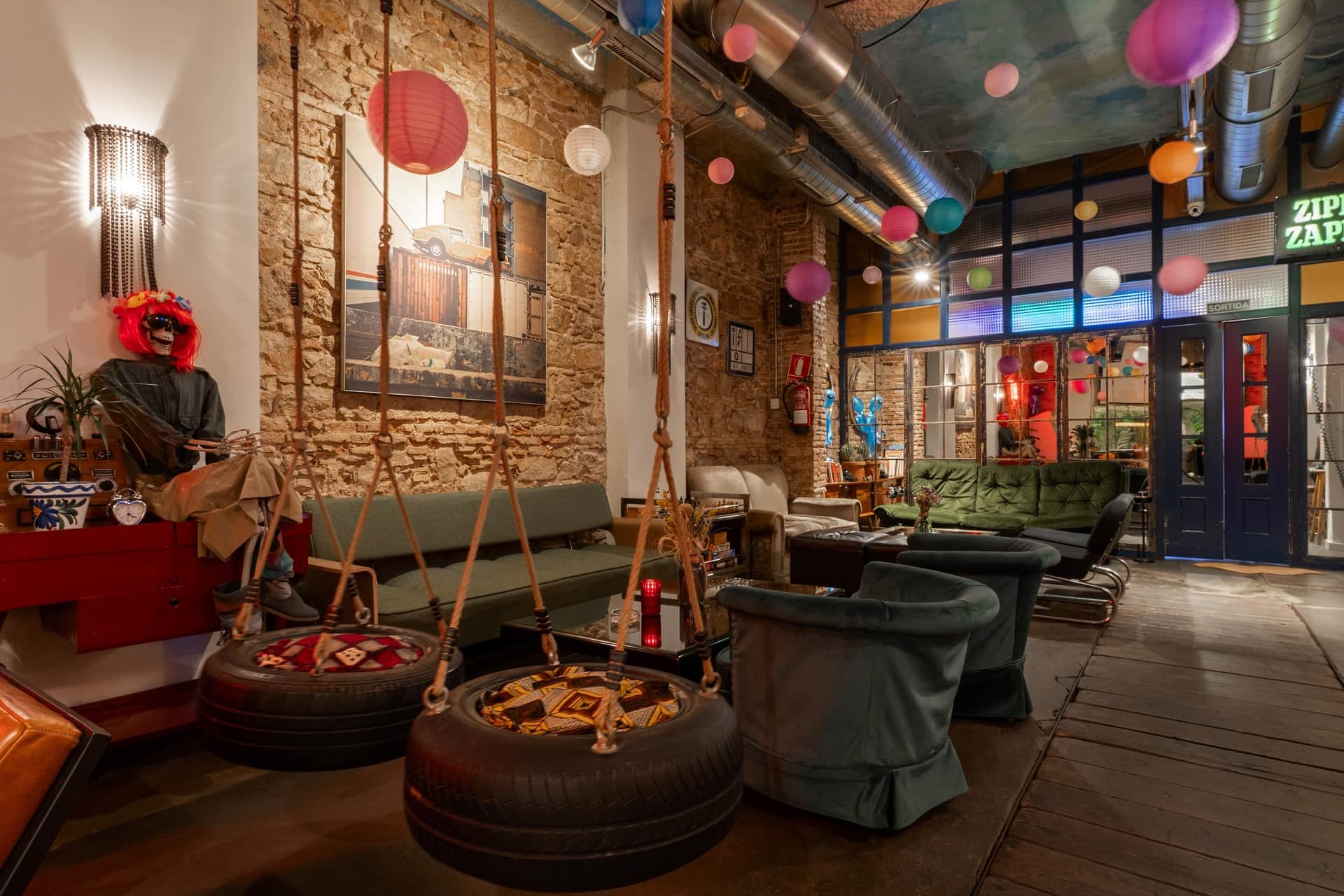 Zona lounge con altalene e arredamento originale nel club sociale della cannabis Dr. Dou Barcellona