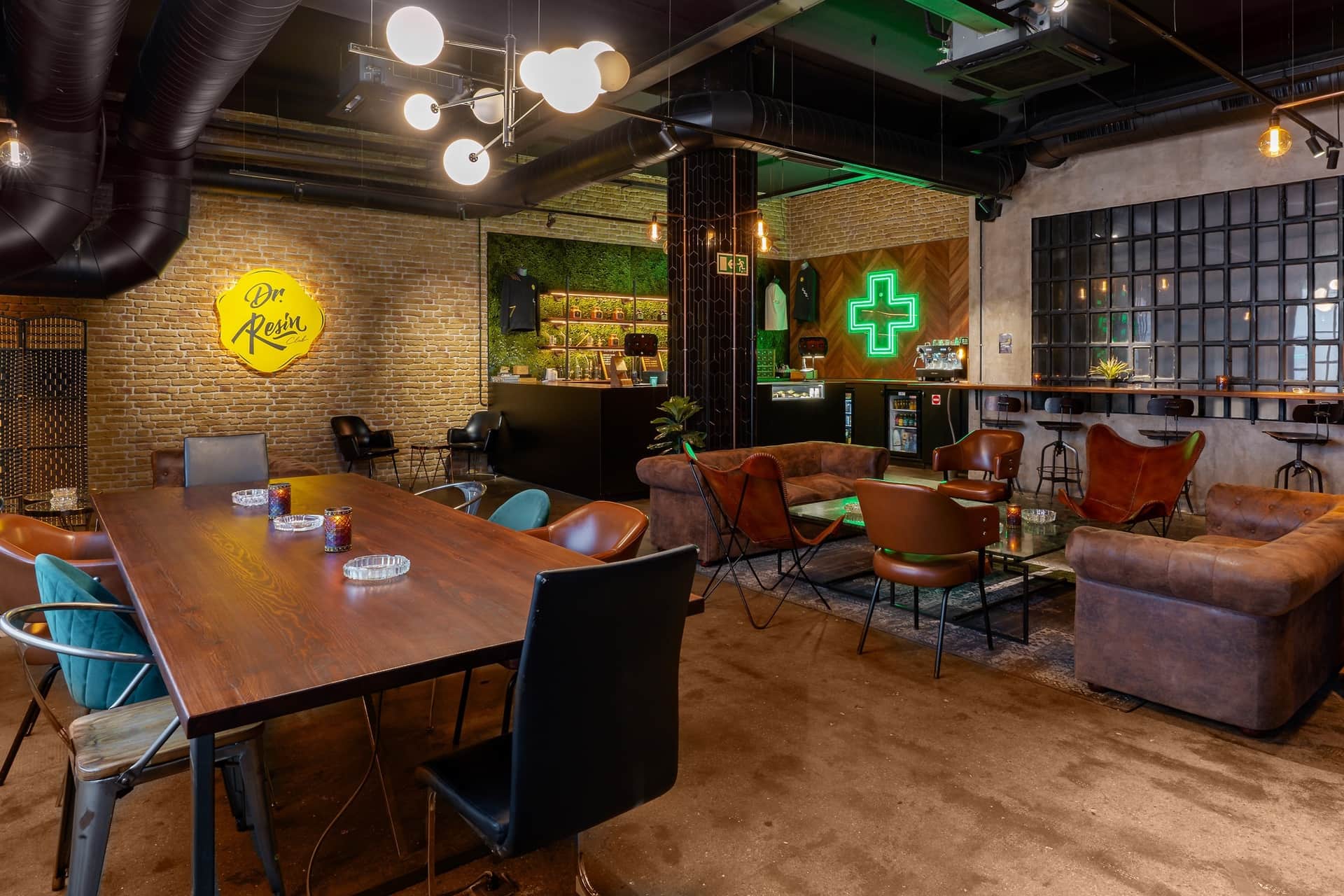 Nel lounge raffinato con pareti in mattoni e zona bar, club sociale della cannabis Dr. Resin Barcellona