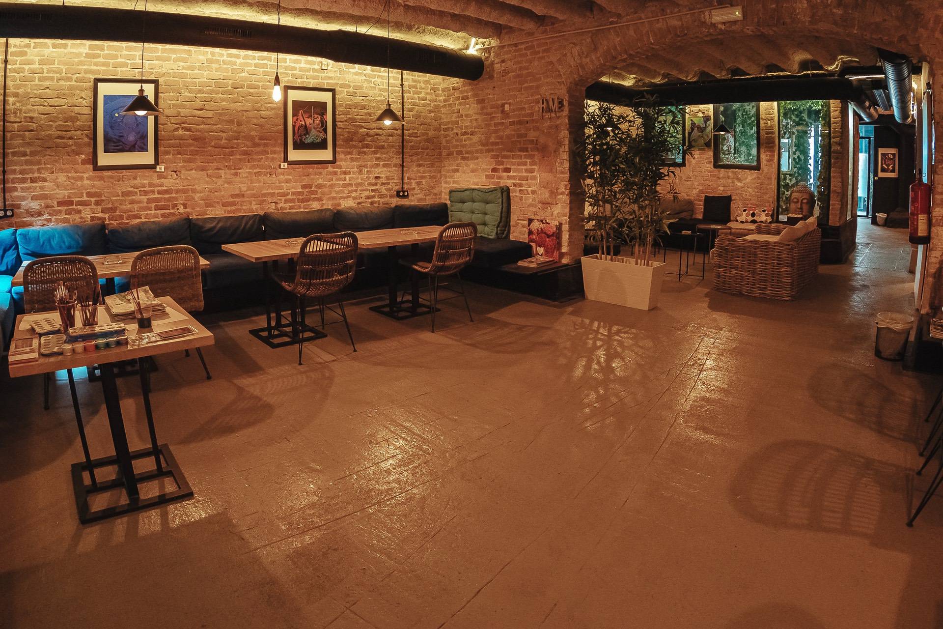 Zona lounge rilassata del club della cannabis La Orquesta a Barcellona