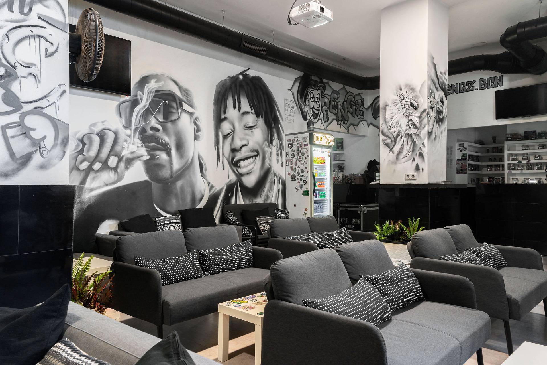 Zona lounge con graffiti nel coffeeshop Pengz a Barcellona