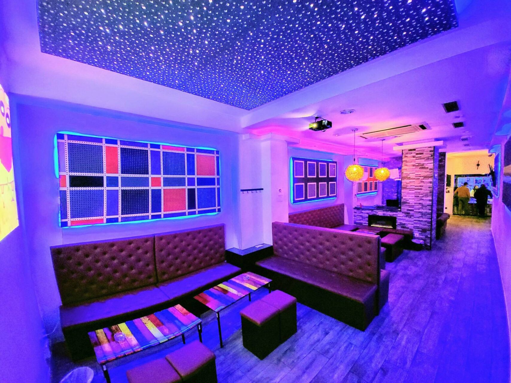 Lounge futuristica del club della cannabis Smoke Signals a Barcellona con illuminazione al neon