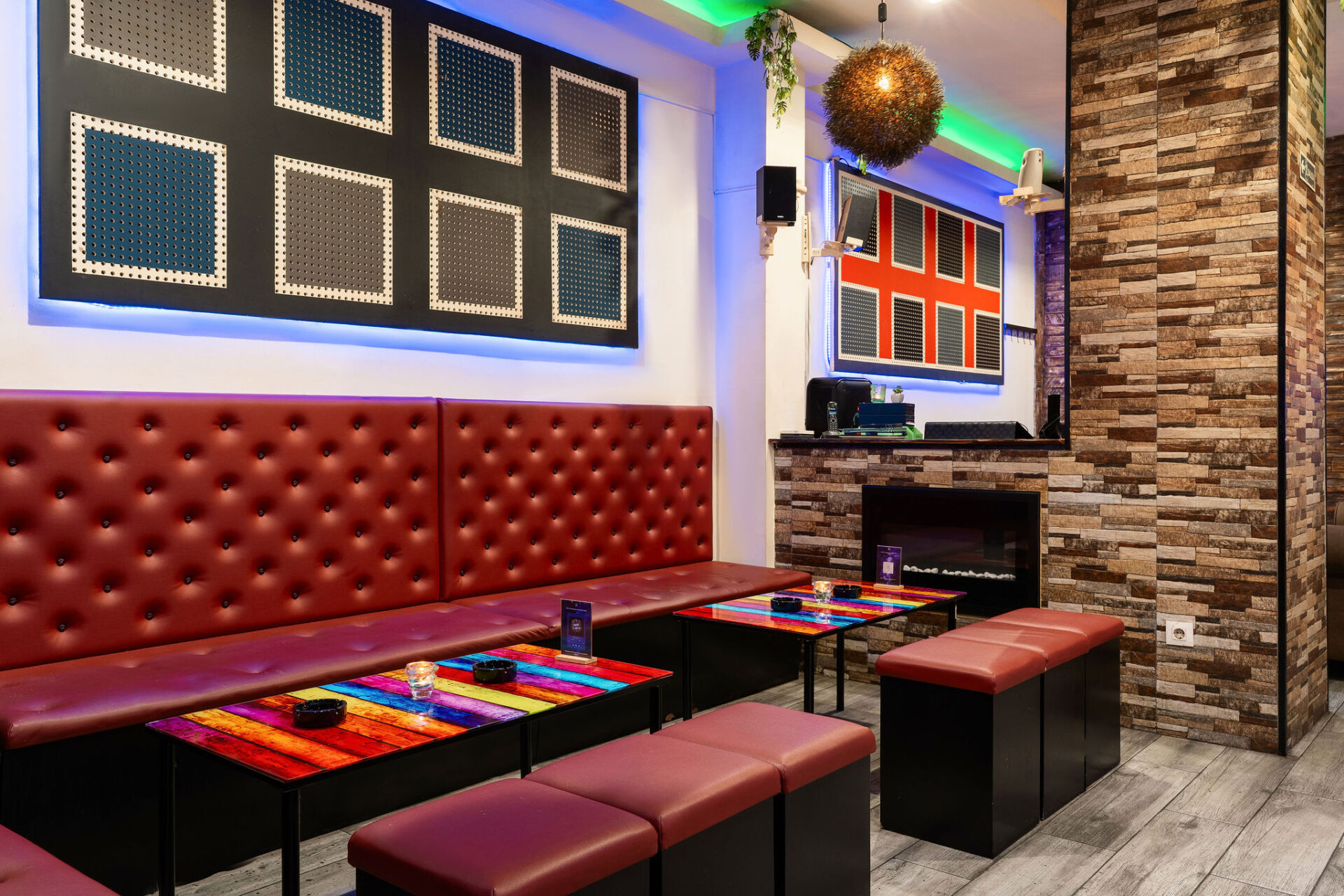 Lounge del club della cannabis Smoke Signals a Barcellona con illuminazione al neon