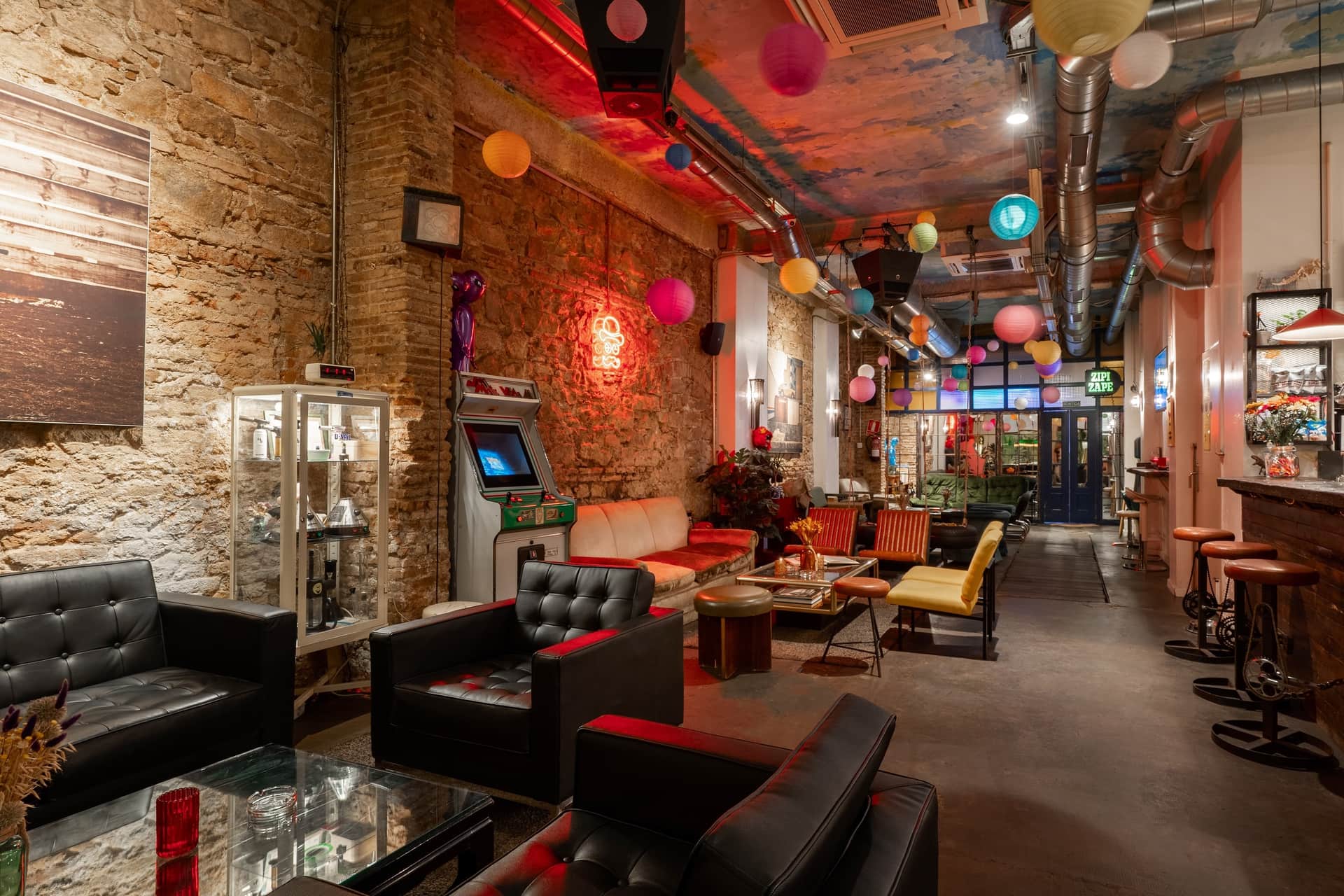 Il club sociale della cannabis Dr. Dou Barcellona: interno con poltrone in pelle e arcade retrò Title: Dr. Dou
