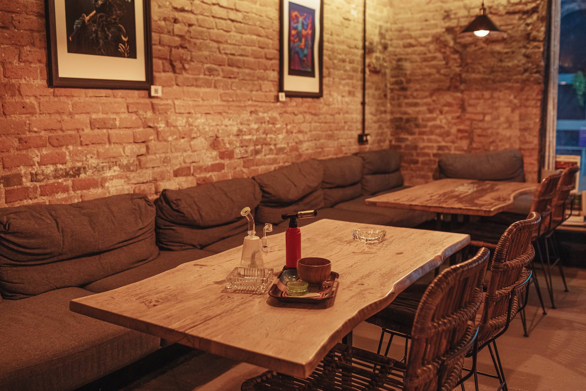 Area fumatori del coffeeshop La Orquesta a Barcellona con accessori e strumenti
