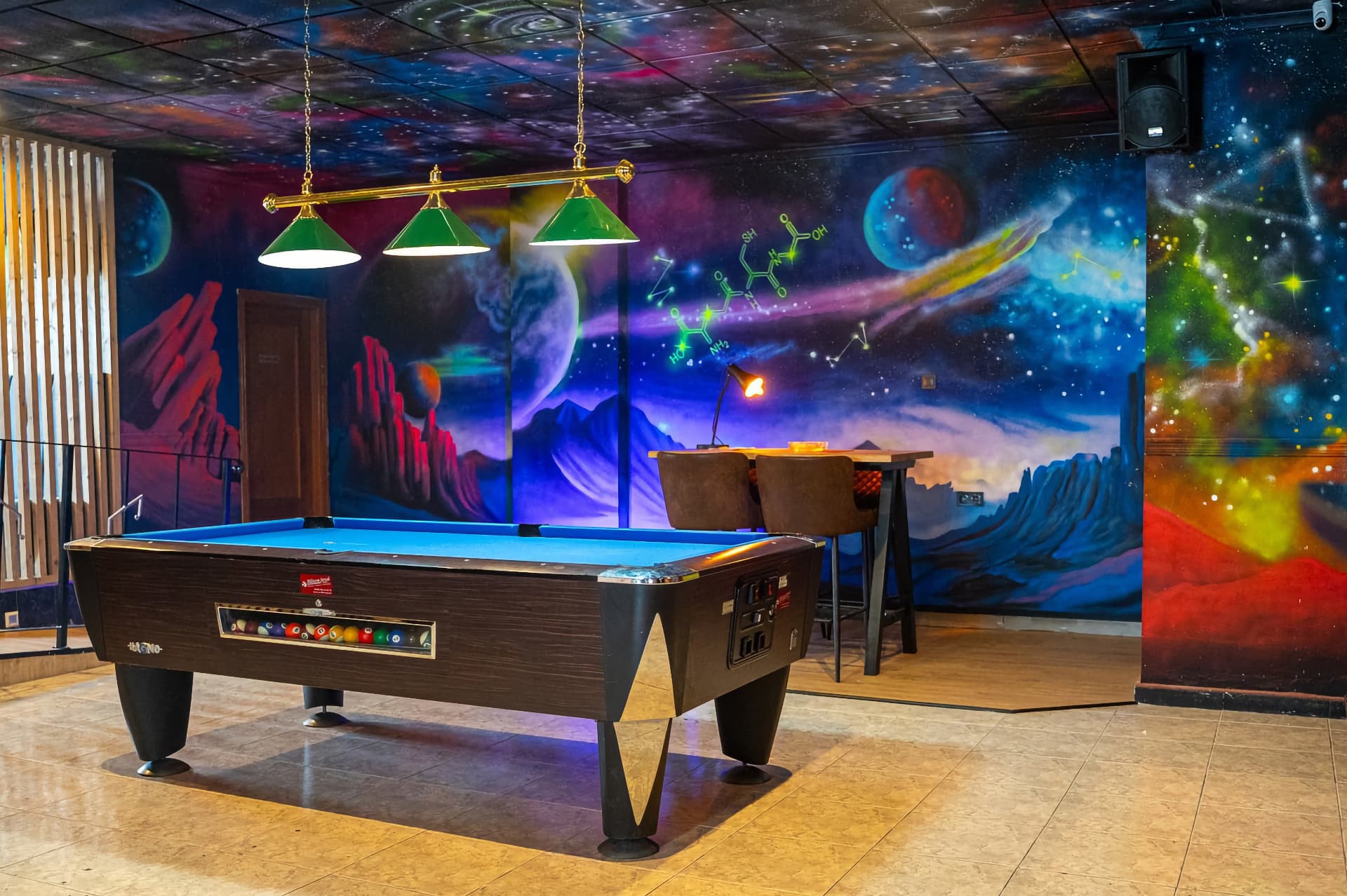 Murale spaziale e tavolo da biliardo nel club della cannabis Sky Alicante