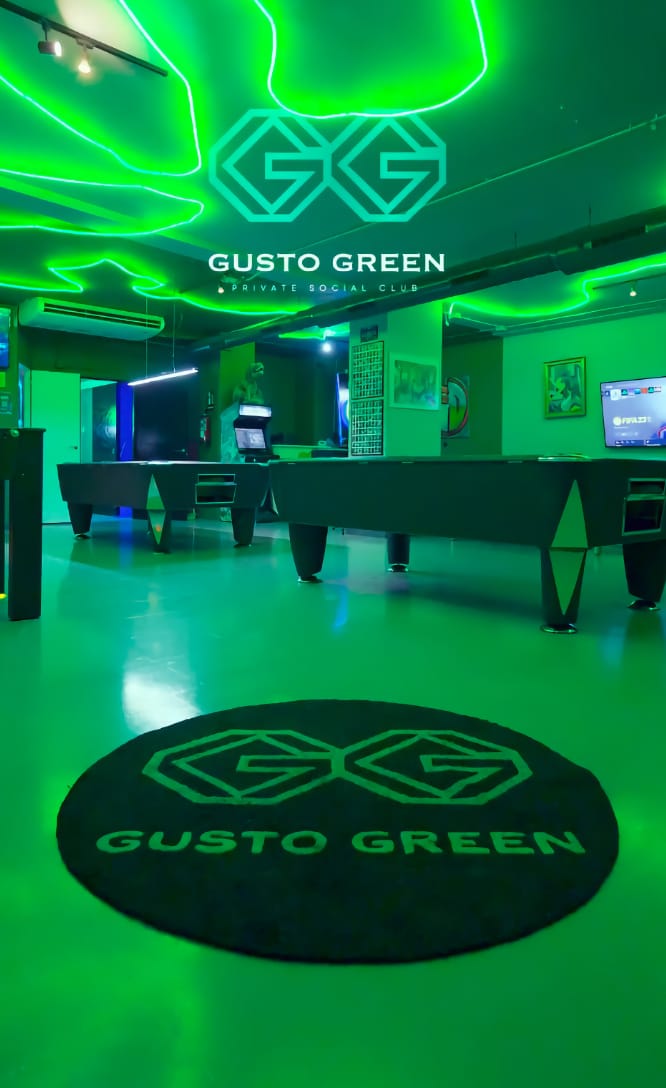 Immagine introduttiva con logo Gusto Green e interno del social club illuminato al neon per l&rsquo;anteprima video Barcellona