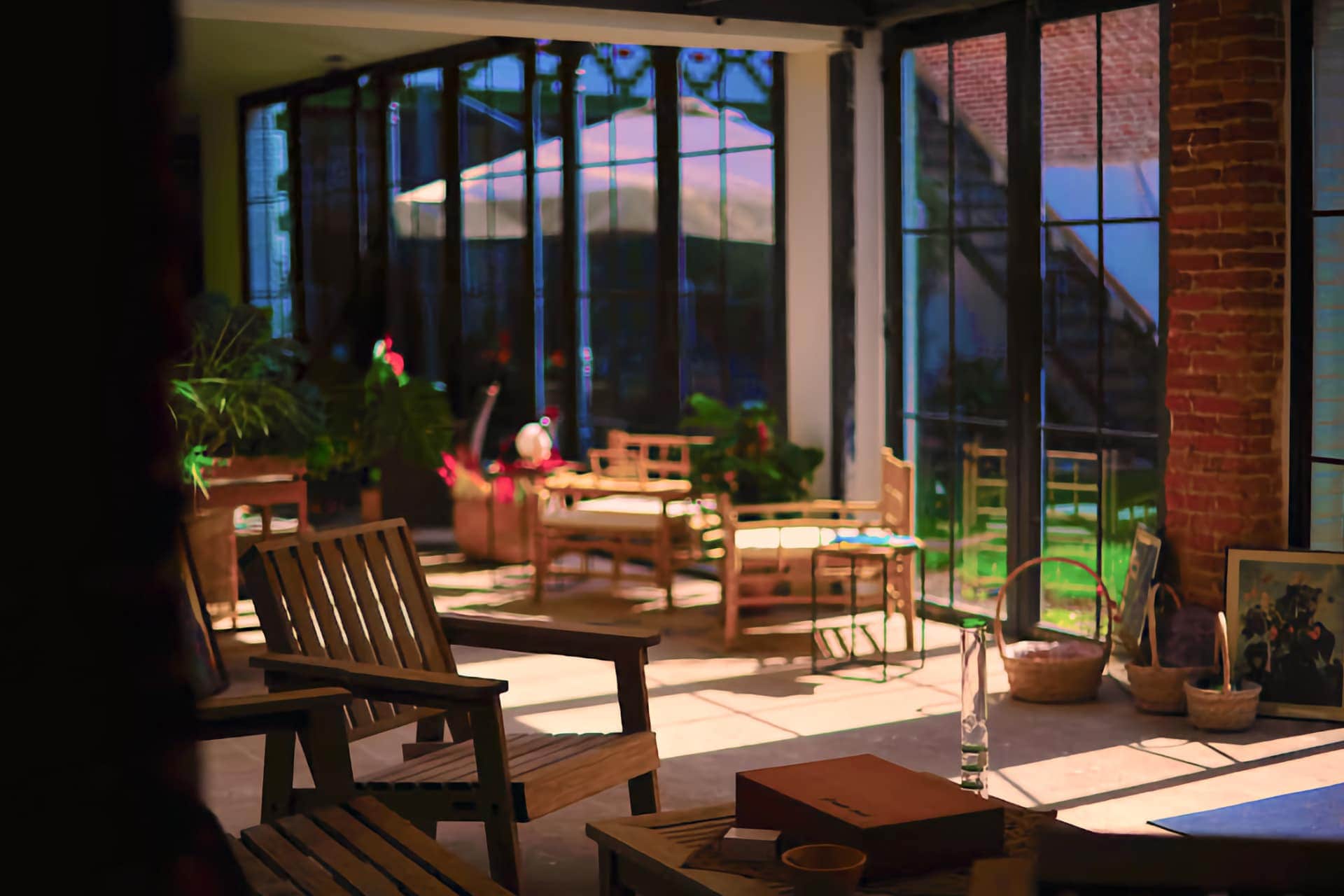 Lounge moderna con divani in rattan nel club della cannabis Noviciado, situato a Madrid