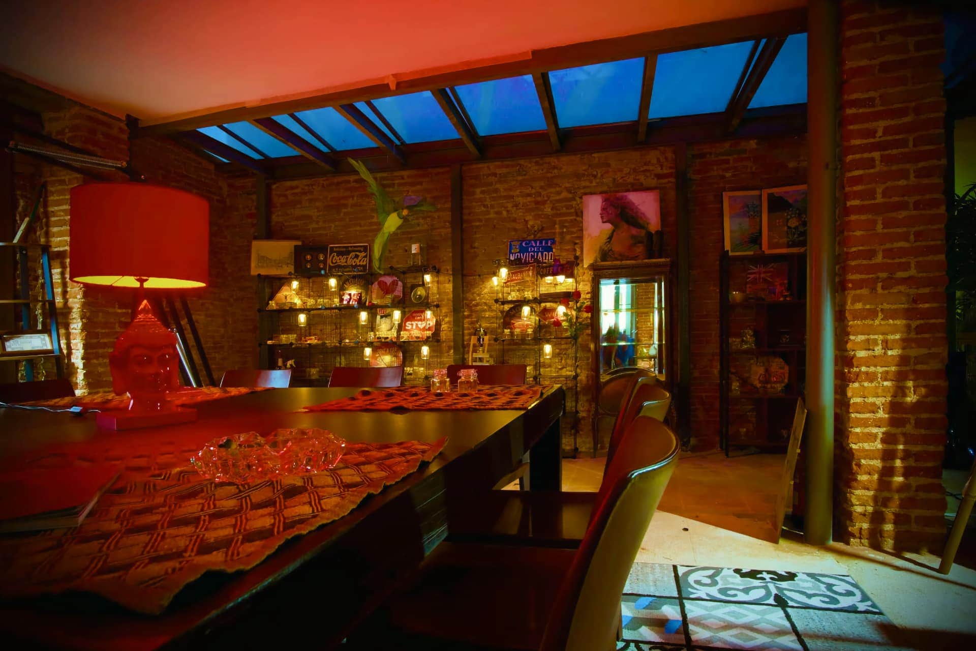 Zona lounge accogliente con scaffali decorativi nel club della cannabis Noviciado a Madrid