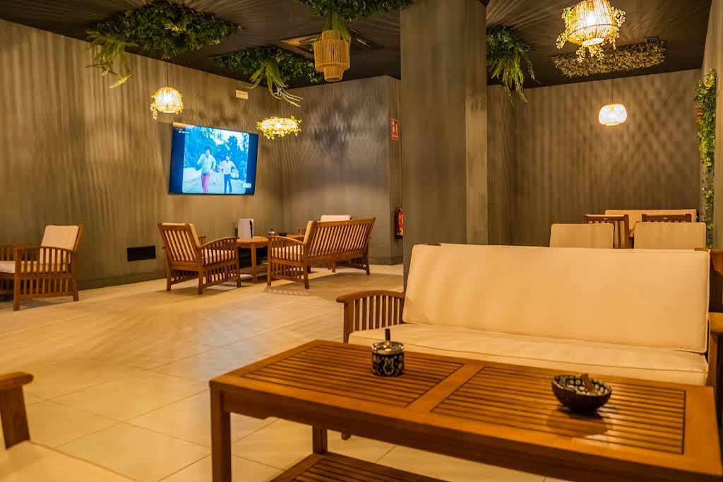 Angolo media accogliente del club sociale della cannabis Shambala a Valencia con decorazioni naturali