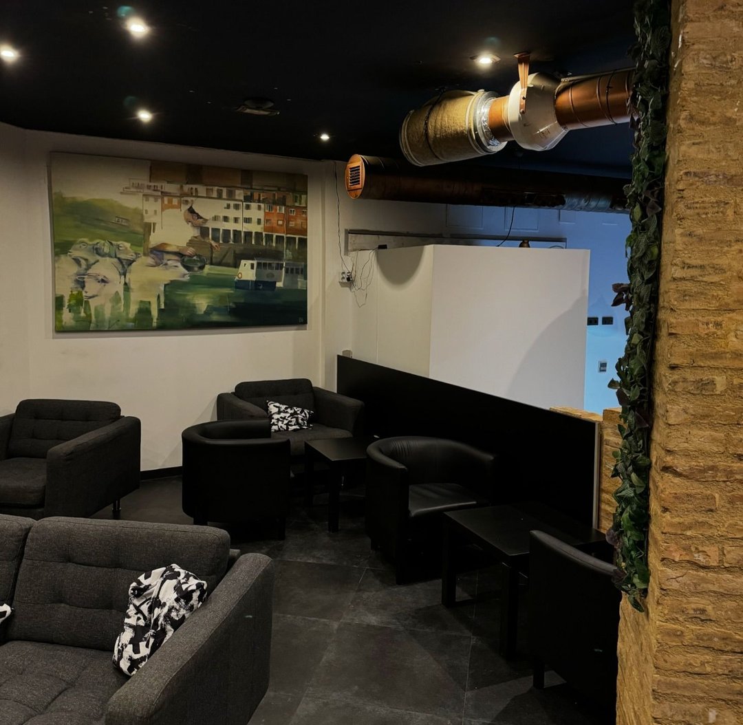 Zona chill dallo stile urbano del club sociale della cannabis TURIA62 a Valencia