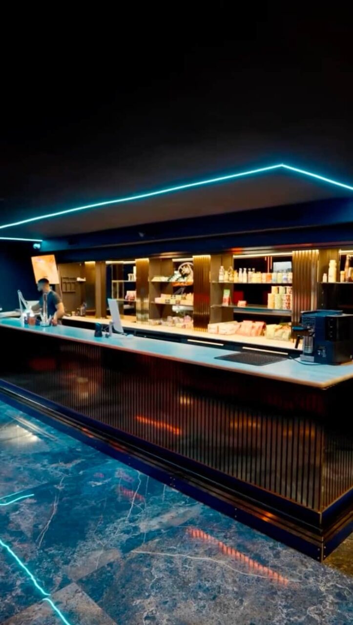Video preview del social club Lux Lounge a Marbella con bancone legno, illuminazione neon blu e pavimento marmo.